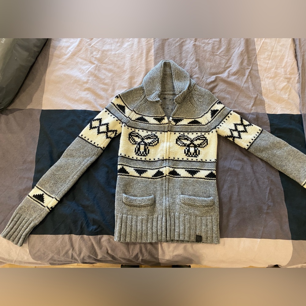 Aritzia wool sweater size small